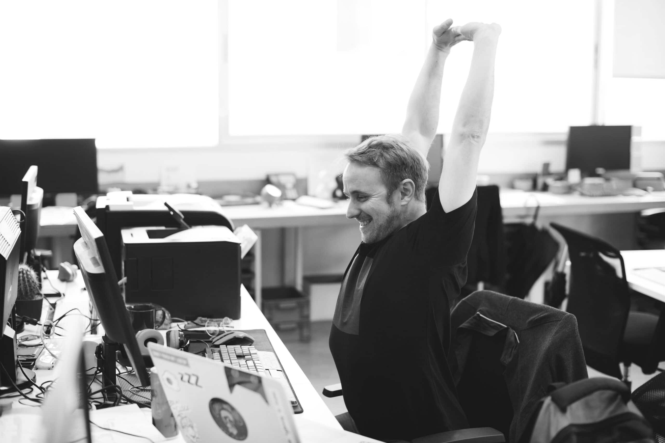 5 astuces efficaces pour réduire les tensions musculaires au bureau